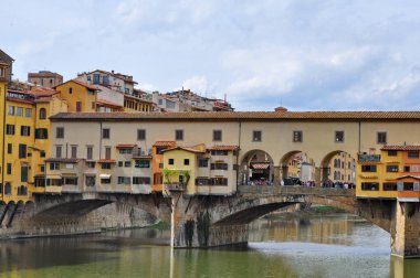 Ponte Vecchio, İtalya, Floransa 'daki Arno nehri üzerinde.