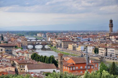 Ponte Vecchio, İtalya, Floransa 'daki Arno nehri üzerinde.