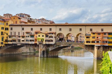 Ponte Vecchio, İtalya, Floransa 'daki Arno nehri üzerinde.