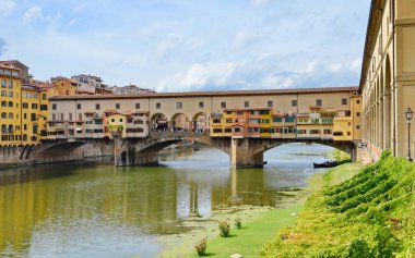 Ponte Vecchio, İtalya, Floransa 'daki Arno nehri üzerinde.