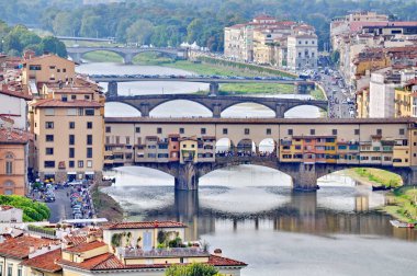 Ponte Vecchio, İtalya, Floransa 'daki Arno nehri üzerinde.