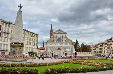 Floransa, İtalya, 15 Eylül 2015: Santa Maria Novella dışındaki turistler Floransa, Toskana, İtalya