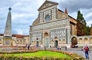 Floransa, İtalya, 15 Eylül 2015: Santa Maria Novella dışındaki turistler Floransa, Toskana, İtalya