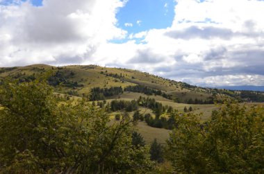 Gran Sasso Ulusal Parkı 'ndaki çayır ve dağlar, İtalya