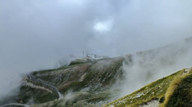 İtalya Del Gran Sasso Ulusal Parkı 'ndaki Gran Sasso Astronomik Gözlemevi