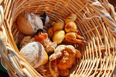 İtalya 'da sepette yabani mantarlar