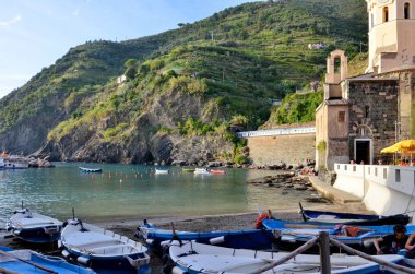 Vernazza, İtalya, 16 Eylül 2015: Renkli Vernazza köyündeki turistlerin manzarası, Cinque Terre, İtalya