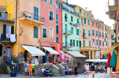 Vernazza, İtalya, 16 Eylül 2015: Renkli Vernazza köyündeki turistlerin manzarası, Cinque Terre, İtalya