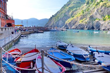 Vernazza, İtalya, 16 Eylül 2015: Renkli Vernazza köyündeki turistlerin manzarası, Cinque Terre, İtalya