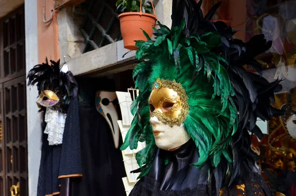 Žena Benátské Masce Karnevalovém Kostýmu Zeleným Peřím Benátkách Itálie — Stock fotografie