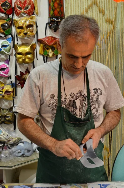 Venecia Italia Septiembre Artesano Trabajando Una Máscara Una Tienda Máscaras —  Fotos de Stock