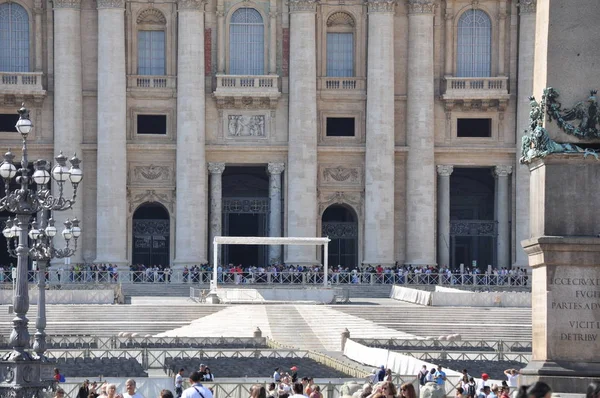 Rzym Włochy Września 2015 Ludzie Odwiedzają Bazylikę Piotra Watykanie Rzymie — Zdjęcie stockowe