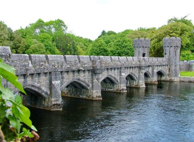 Cong, İrlanda - 3 Haziran 2012: Ortaçağ Ashford Şatosu, İrlanda Cumhuriyeti 'nin Lough Corrib kentinde yer alan bir ortaçağ kalesidir..