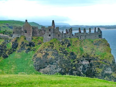 Antrim Kontluğu, Kuzey İrlanda, 8 Haziran 2012: Antik Dunluce Şatosu.