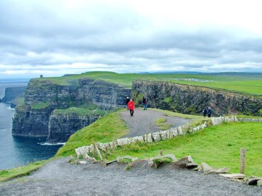 Burren, County Clare, Ireland- 2 Haziran 2012: Turistler kendilerini İrlanda 'daki Moher Kayalıkları' nda çevreleyen doğal harikaları görürler..