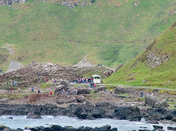 County Antrim Northern Ireland June 2012 Tourrists Explore Unusual Rock — стоковое фото