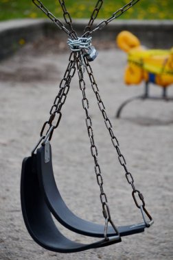 Scarborough, Ontario, Kanada, 14 Mayıs 2020: Scarborough, Ontario 'da kapalı bir oyun alanı ve ekipman. Bu kapanış, Torontos şehrinin COVID-19 'un yayılmasına engel olma çabalarının bir parçasıdır..