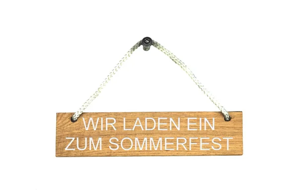 老棕色被隔绝的木标志以绳索显示邀请为夏天党用德语 — 图库照片