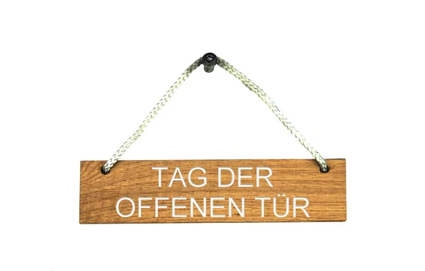 ドイツ語でオープン日を示すロープで古い茶色の分離の木製看板 — ストック写真