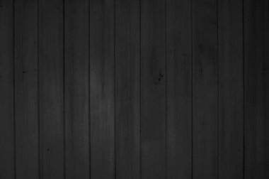 Koyu ahşap arka plan ile yıpranmış plakalar