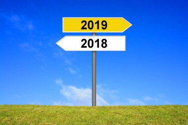 Tabelasını sarı ve beyaz eski yıl 2018 ve yeni yıl 2019 gösterilen
