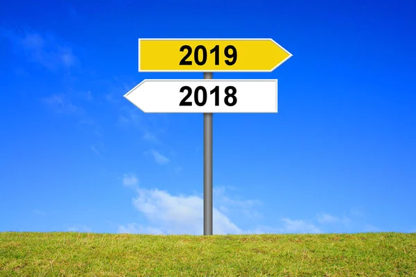 Signpost Yellow White Showing Old Year 2018 New Year 2019 — Stock Photo, Image