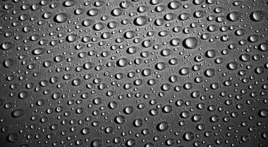 Koyu arka plan doku ile parlak su damlaları