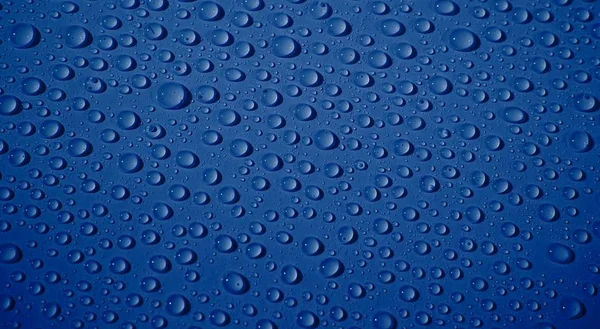 Fundo azul com gotas de água — Fotografia de Stock