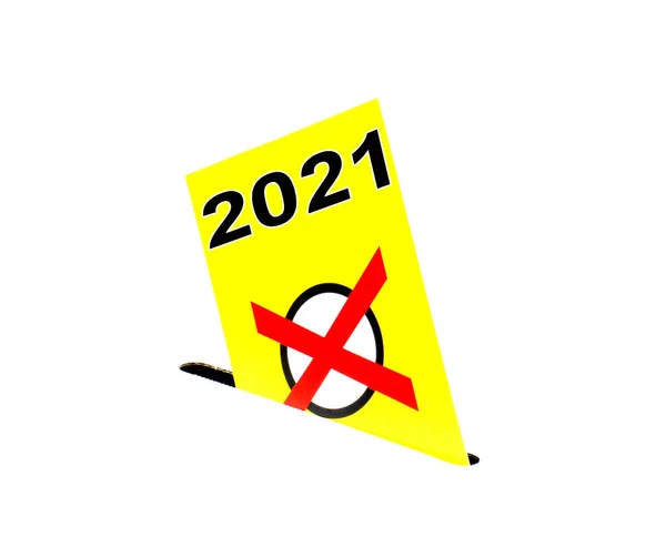 Envelope amarelo com urna eleitoral - Eleição 2021 — Fotografia de Stock