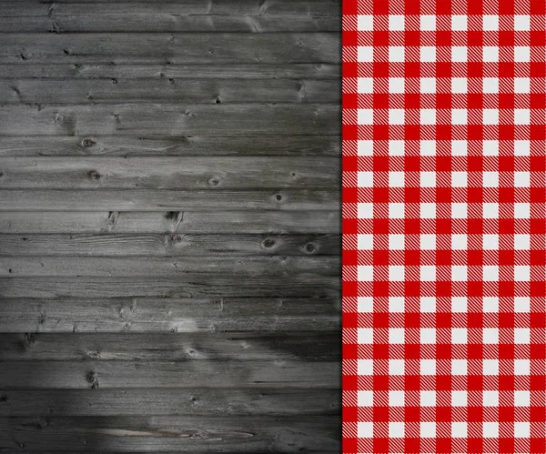 Toalha de mesa vermelha e branca em tábuas de madeira cinza — Fotografia de Stock