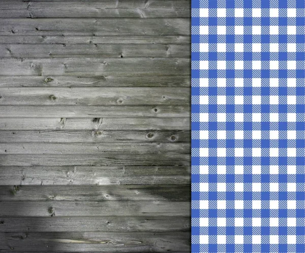 Ubrus modrý a bílý na šedých dřevěných prkně — Stock fotografie