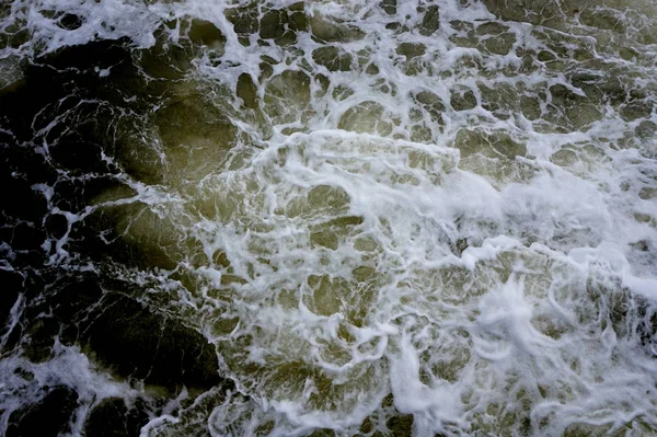 Windiges Wasser am Ozean mit Wellenstruktur — Stockfoto