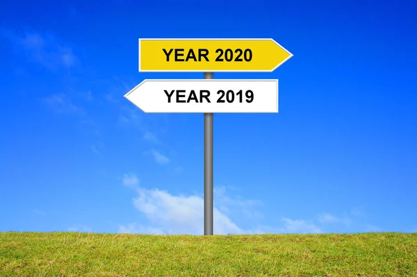 Signpost mostrando Ano 2019 e Ano 2020 — Fotografia de Stock