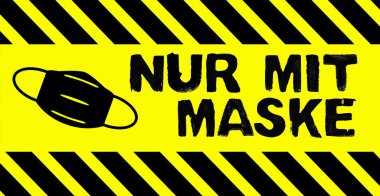 Sadece Almanca yüz maskesi ile gösterilen sarı siyah çizgili uyarı pankartı