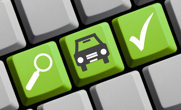 Зеленая клавиатура компьютера с увеличительным стеклом и галочкой символ, показывающий поиск автомобилей, прокат автомобилей или подержанных автомобилей