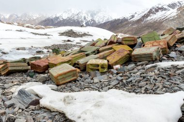 Çöpler karlı dağın üzerine dağıldı. Gezegeni kurtaralım ve fazla çöpleri geri dönüştürelim. Kirlilik Kavramı
