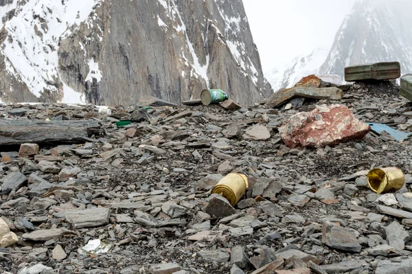 Des Ordures Éparpillées Sur Une Montagne Enneigée Sauvons Planète Recyclons — Photo