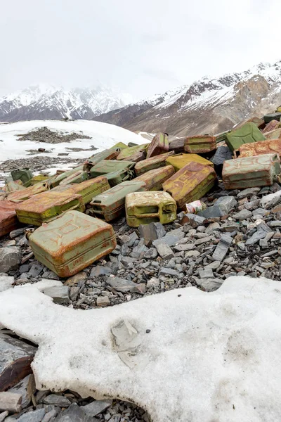 Des Ordures Éparpillées Sur Une Montagne Enneigée Sauvons Planète Recyclons — Photo