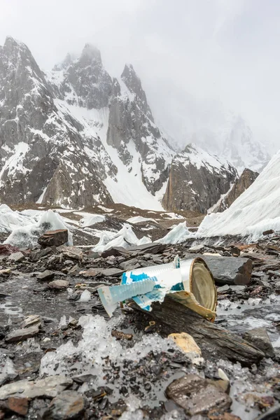 Odpadky Roztroušené Zasněžené Hoře Zachráníme Planetu Recyklujte Přebytečné Odpadky Koncepce — Stock fotografie