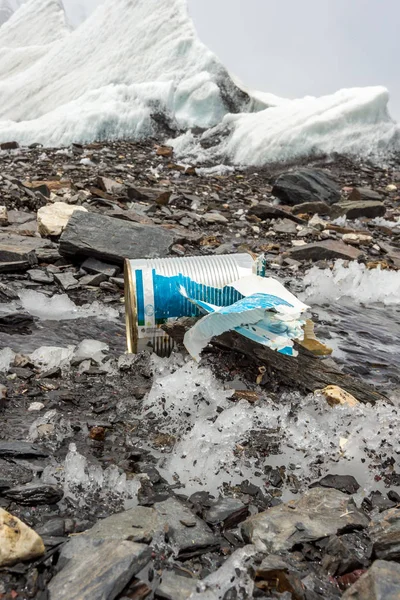 Lixo Espalhado Por Montanhas Nevadas Vamos Salvar Planeta Reciclar Excesso — Fotografia de Stock