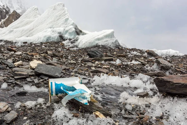 雪山にゴミが散らばった 地球を保存し 余分なゴミをリサイクルしてみましょう 汚染の概念 — ストック写真