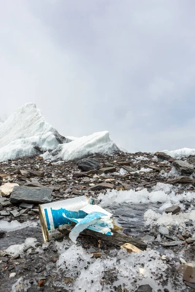 Basura Esparcida Por Montaña Nevada Salvemos Planeta Reciclemos Exceso Basura —  Fotos de Stock