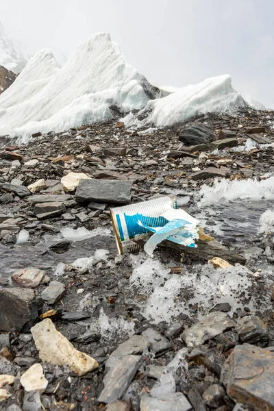 Spazzatura Sparsa Sulla Montagna Innevata Salviamo Pianeta Ricicliamo Spazzatura Eccesso — Foto Stock