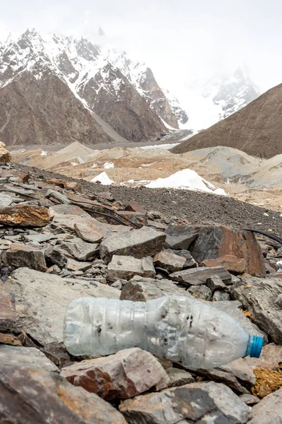 Des Ordures Éparpillées Sur Une Montagne Enneigée Sauvons Planète Recyclons — Photo