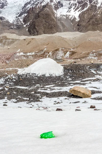 Des Ordures Éparpillées Sur Une Montagne Enneigée Sauvons Planète Recyclons — Photo