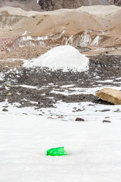 Des Ordures Éparpillées Sur Une Montagne Enneigée Sauvons Planète Recyclons — Photo