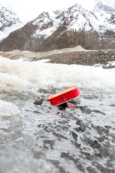 Lixo Espalhado Por Montanhas Nevadas Vamos Salvar Planeta Reciclar Excesso — Fotografia de Stock