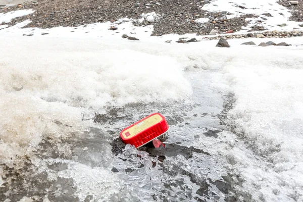 Des Ordures Éparpillées Sur Une Montagne Enneigée Sauvons Planète Recyclons — Photo