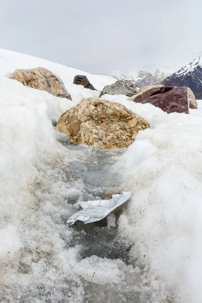 Müll Verstreut Über Schneebedeckten Berg Lasst Uns Den Planeten Retten — Stockfoto