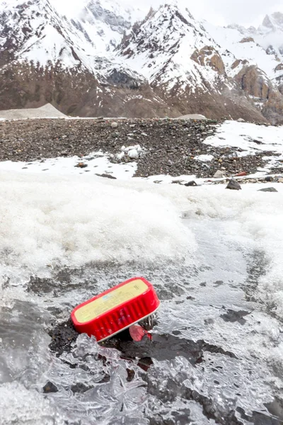 Müll Verstreut Über Schneebedeckten Berg Lasst Uns Den Planeten Retten — Stockfoto